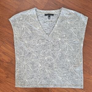 White House Black Market Gray Floral Short Sleeve Jet Setter Tee Size M